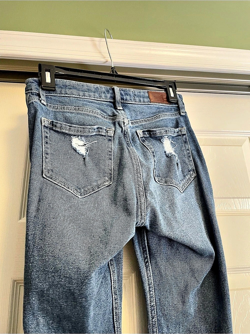 Hollister Curvy High-Rise Mom Jeans Distressed High-Rise Jeans in Blue Size 0 - Picture 2 of 5